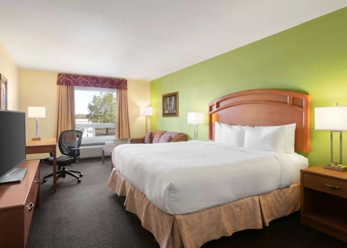 Days Inn & Suites by Wyndham Thompson