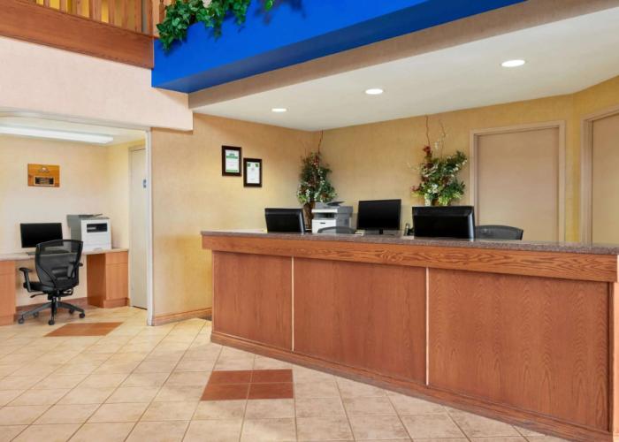 Days Inn & Suites by Wyndham Thompson