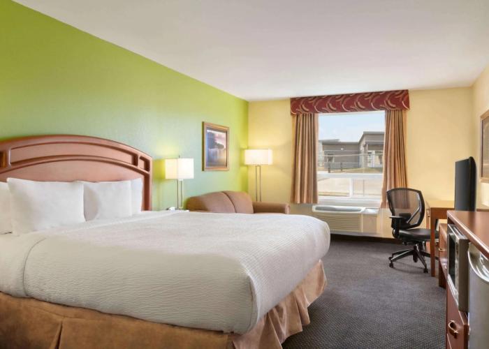 Days Inn & Suites by Wyndham Thompson