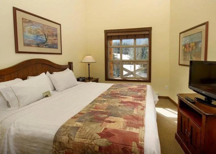 Blackcomb Springs Suites by CLIQUE