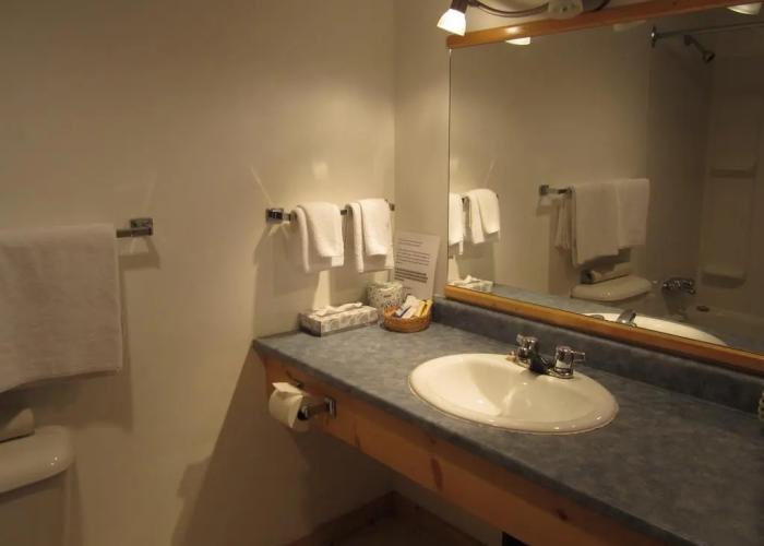 Canadas Best Value Inn River View Hotel