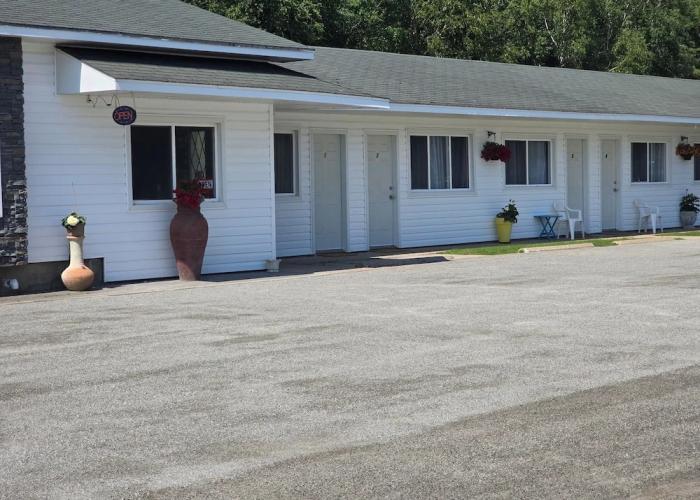 White Fang Motel
