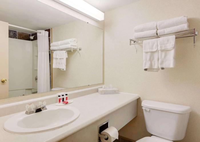 Ramada by Wyndham Pinewood Park Resort North Bay