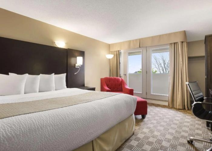 Days Inn & Suites North Bay