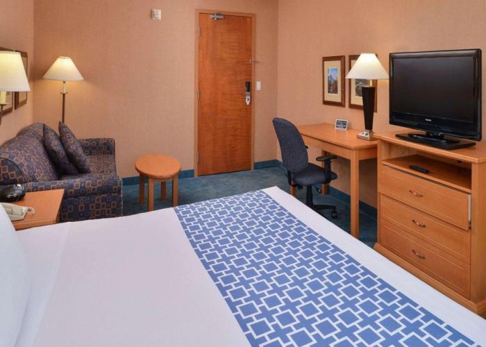 Econo Lodge Inn & Suites University