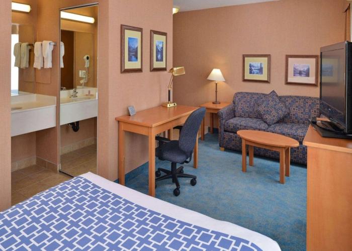 Econo Lodge Inn & Suites University