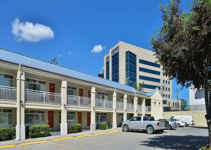 Econo Lodge Inn & Suites University