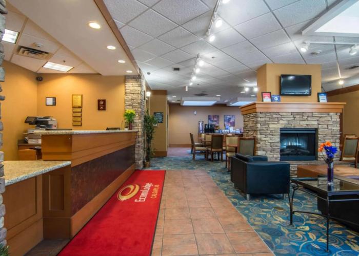 Econo Lodge Inn & Suites University
