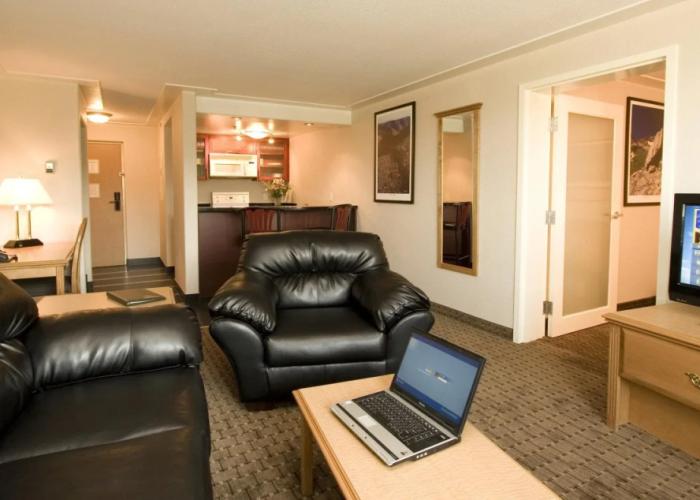 Woodlands Inn & Suites