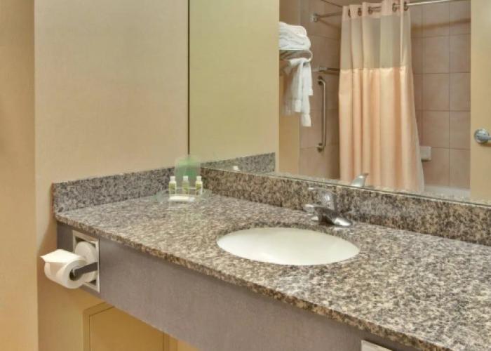 Four Points by Sheraton Point Edward Sarnia