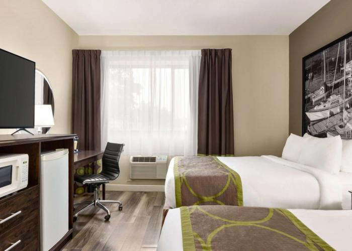 Super 8 by Wyndham Sarnia ON