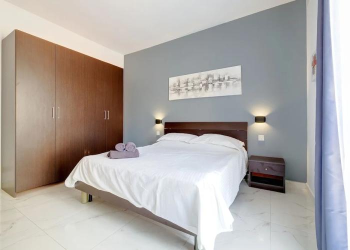 Modern 1BR Apartment Steps From the Promenade