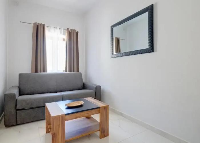 Modern 1BR Apartment Steps From the Promenade