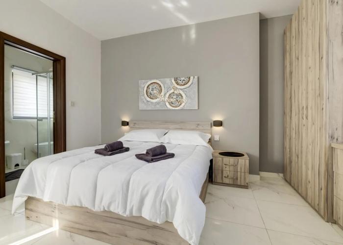 Chic 2BR Penthouse Steps From the Promenade
