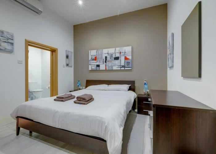 Modern 1BR Maisonette Steps From the Promenade