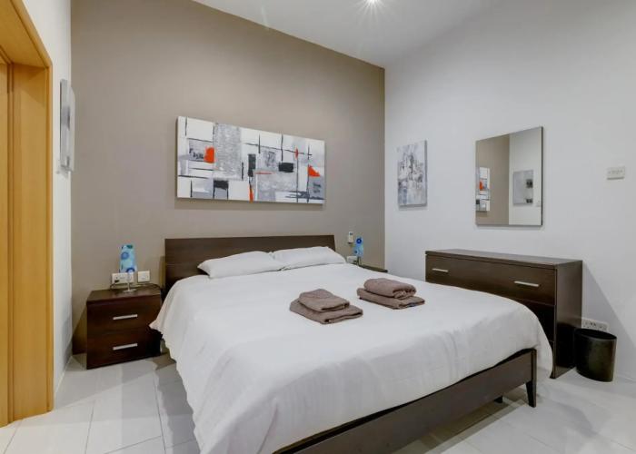 Modern 1BR Maisonette Steps From the Promenade