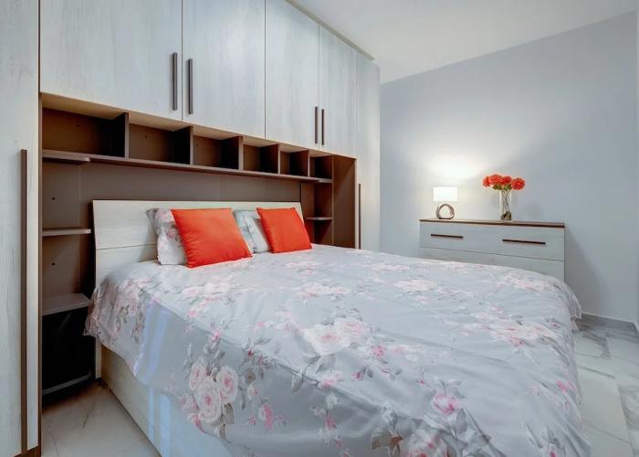 Splendid 2BR Apartment, Steps to St Georges Bay