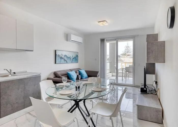 Splendid 2BR Apartment, Steps to St Georges Bay