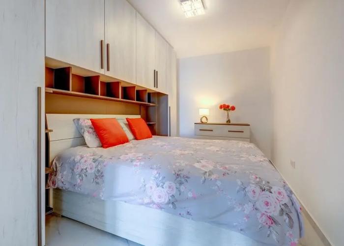 Splendid 2BR Apartment, Steps to St Georges Bay