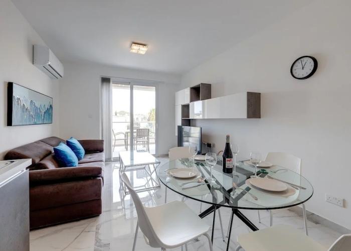 Splendid 2BR Apartment, Steps to St Georges Bay
