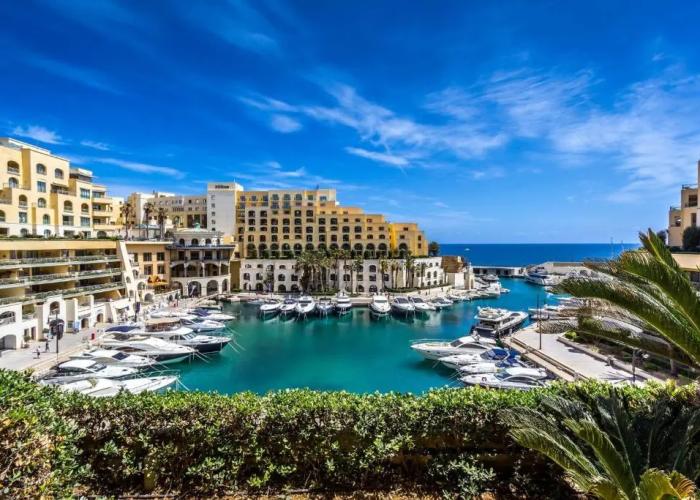 Deluxe 2BR Apartment in Central St Julian's