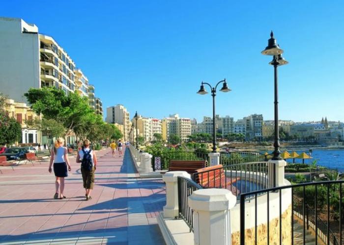 Deluxe 2BR Apartment in Central St Julian's
