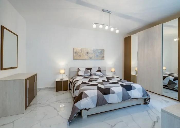 Stylish 2BR Apartment in Central St Julians