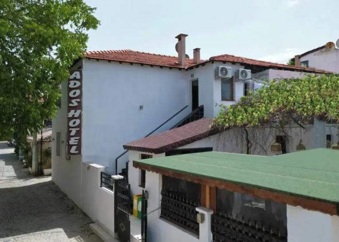 Ados Hotel