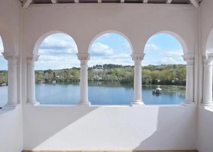 Brindos, Lac & Château