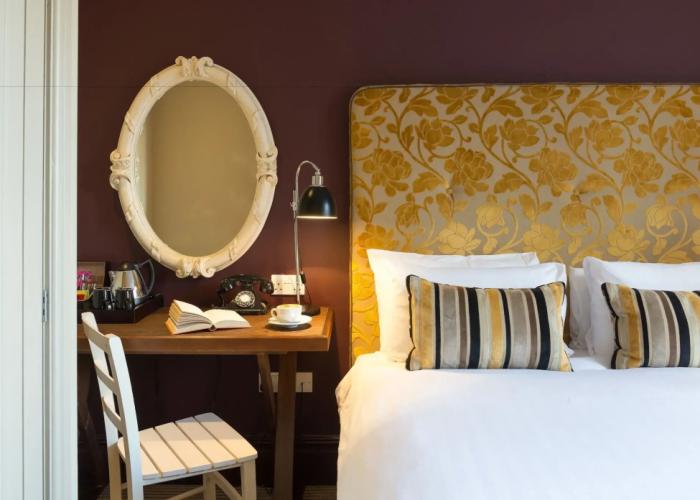 The Crown Manor House Hotel
