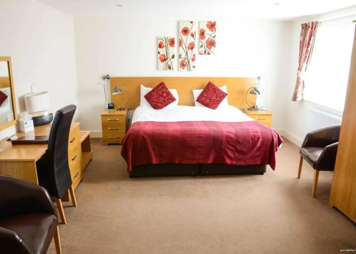 Pettifers Freehouse Hotel