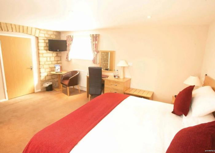 Pettifers Freehouse Hotel