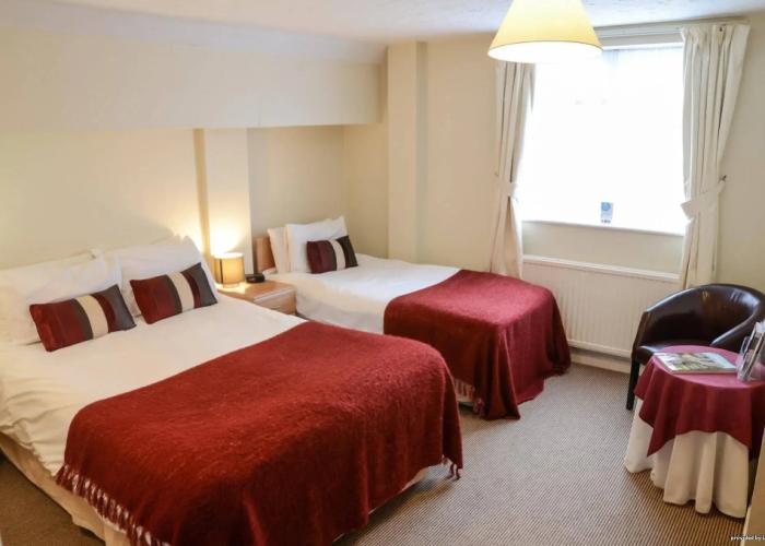 Pettifers Freehouse Hotel
