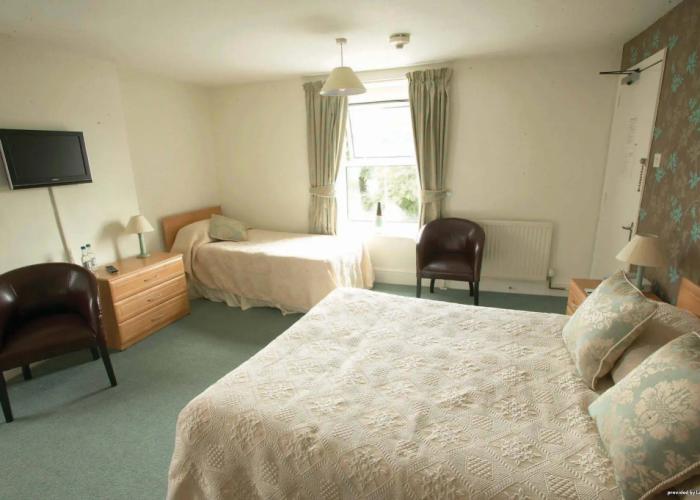 Pettifers Freehouse Hotel
