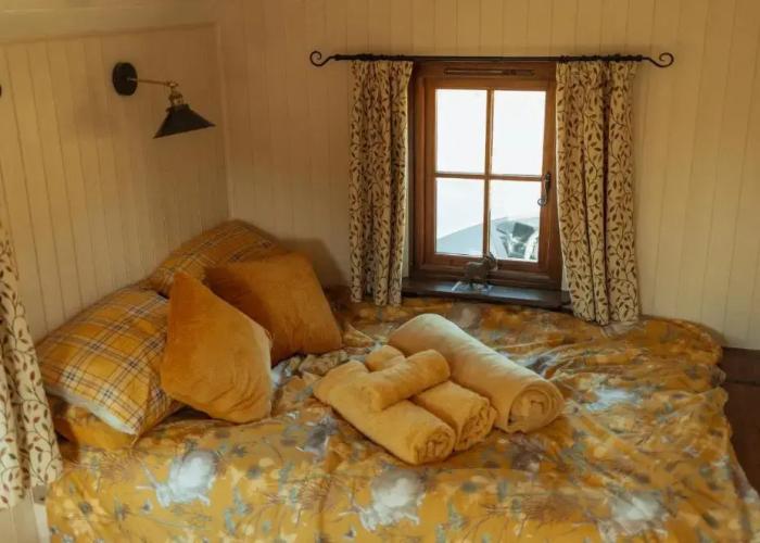Glamping in Wiltshire in our Luxury Shepherds Hut