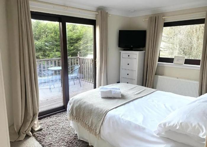 Stunning 4-bedroom Cabin With Hot Tub in Beattock!