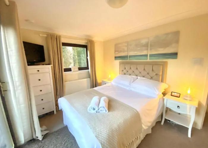 Stunning 4-bedroom Cabin With Hot Tub in Beattock!