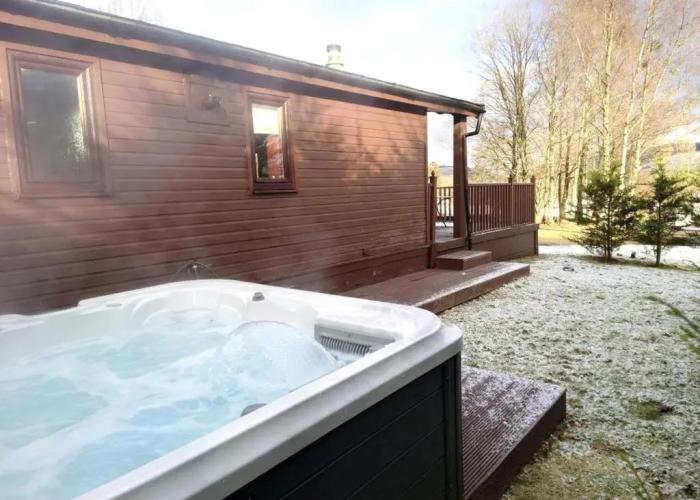 Stunning 4-bedroom Cabin With Hot Tub in Beattock!