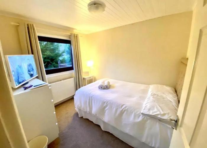 Stunning 4-bedroom Cabin With Hot Tub in Beattock!