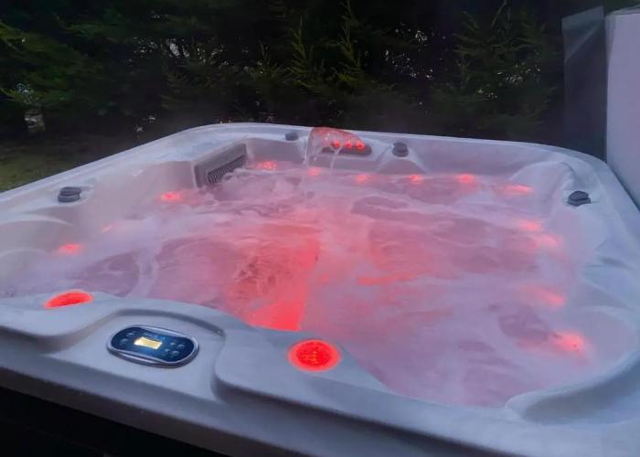 Stunning 4-bedroom Cabin With Hot Tub in Beattock!