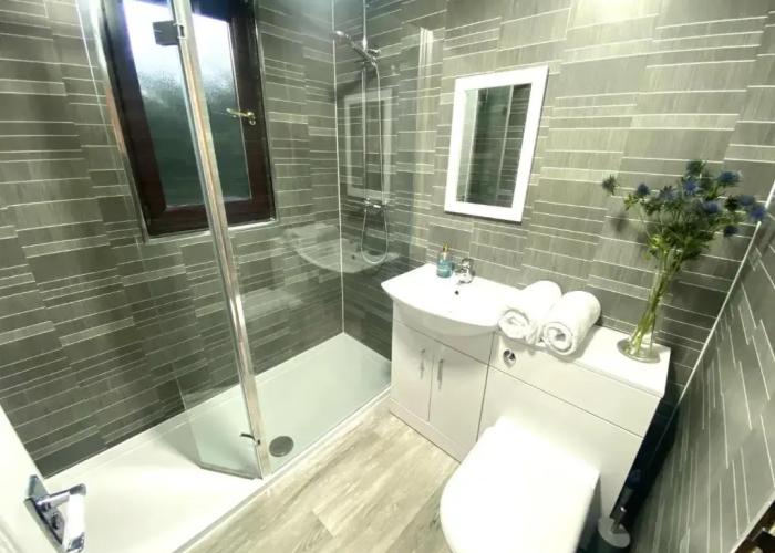 Stunning 4-bedroom Cabin With Hot Tub in Beattock!