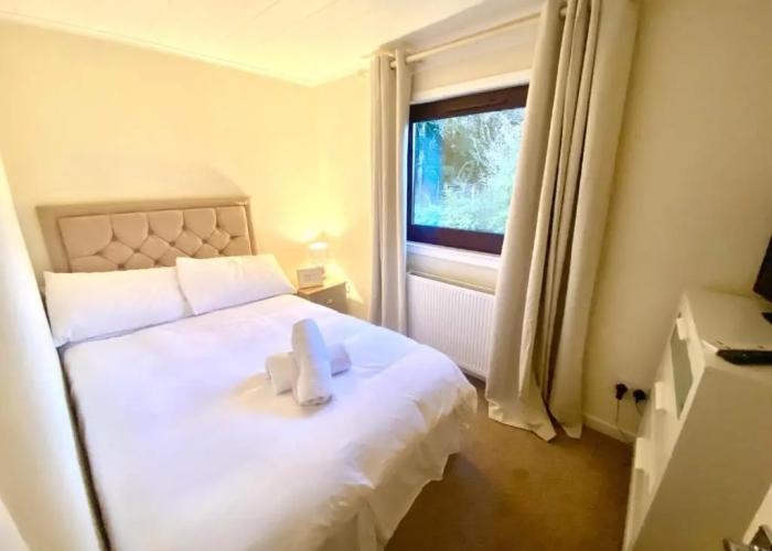 Stunning 4-bedroom Cabin With Hot Tub in Beattock!