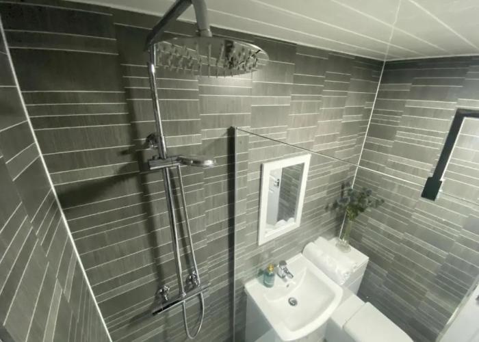 Stunning 4-bedroom Cabin With Hot Tub in Beattock!