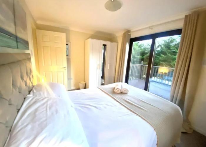 Stunning 4-bedroom Cabin With Hot Tub in Beattock!
