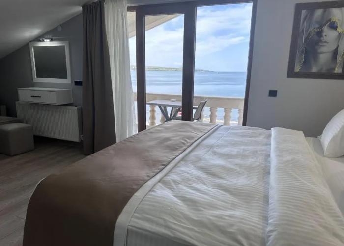 Beyaz Köşk Hotel & Cafe