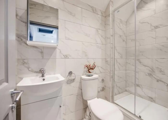Centrally Located Modern House Near Ashford Town