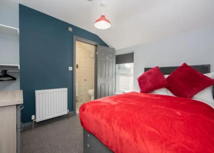 Immaculate 5-bed House in the City Centre Ashford