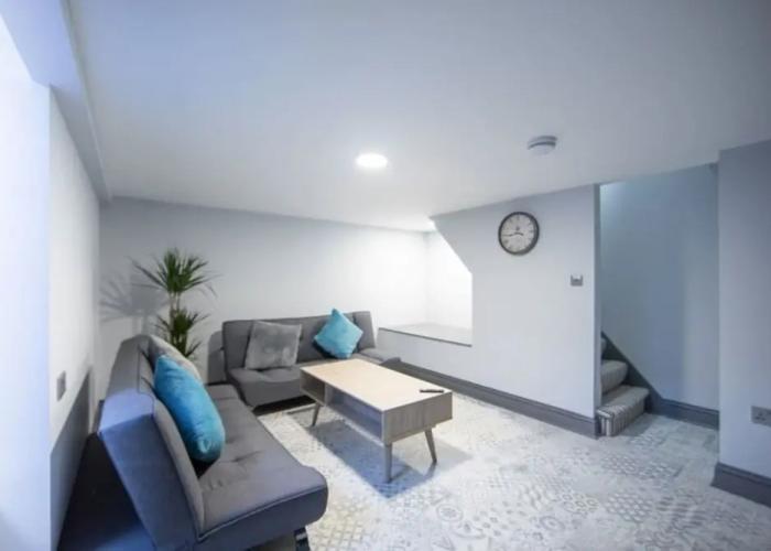 Immaculate 5-bed House in the City Centre Ashford