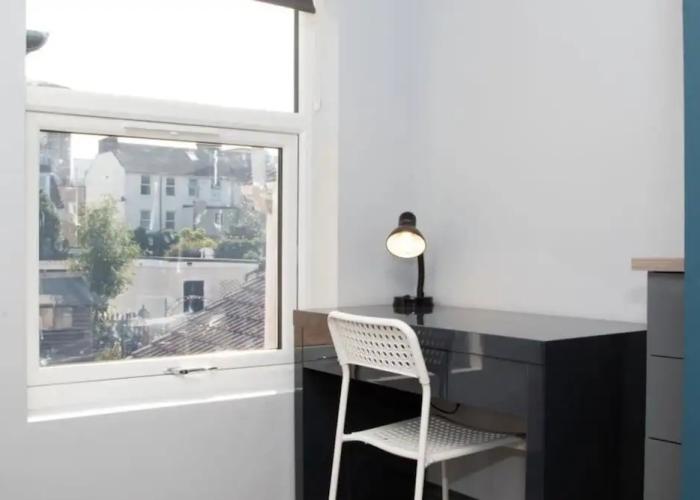 Immaculate 5-bed House in the City Centre Ashford
