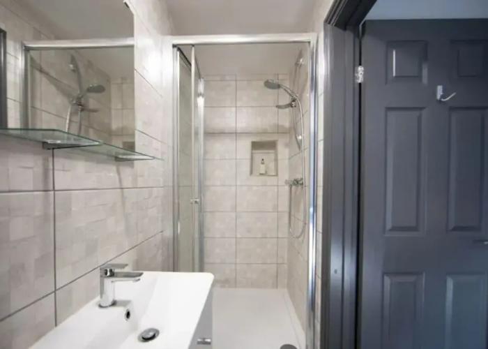 Immaculate 5-bed House in the City Centre Ashford
